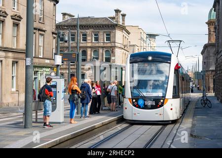 Tram di Edimburgo alla fermata Shore in Constitution Street a Leith, Edimburgo, Scozia, Regno Unito Foto Stock