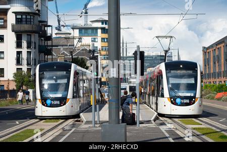 Tram di Edimburgo che corrono su Ocean Drive a Leith, Edimburgo, Scozia, Regno Unito Foto Stock