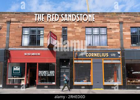 L'esterno dell'albergo Red Sandstone con uso misto di affari in Leith Walk , Leith, Edimburgo, Scozia, Regno Unito Foto Stock