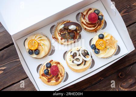 Cupcake natalizi in scatola di cartone con frutti di bosco per un anniversario di 30 anni Foto Stock