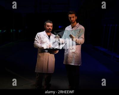 linea di produzione di una fabbrica di parabrezza per auto. fabbrica di parabrezza per auto. vetro per auto sulla linea di produzione in una fabbrica di vetro Foto Stock