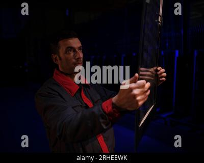 linea di produzione di una fabbrica di parabrezza per auto. fabbrica di parabrezza per auto. vetro per auto sulla linea di produzione in una fabbrica di vetro Foto Stock