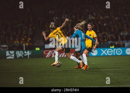 Sydney, Australia. 16 agosto 2023. Lauren Hemp (11) dall'Inghilterra e Ellie Carpenter (21) dall'Australia che lottano per la palla durante la semifinale di calcio della FIFA Womens World Cup 2023 tra l'Australia e l'Inghilterra allo Stadium Australia di Sydney, Australia (Pauline FIGUET - SPP) credito: SPP Sport Press Photo. /Alamy Live News Foto Stock