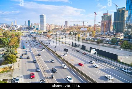Colpo di drone di un'autostrada a Istanbul la mattina. colpo di droni di auto che passano su un'autostrada. scatto con un drone di una strada semi trafficata. Foto Stock