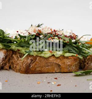 toast all'avocado con arugola, formaggio e uova, delizioso cibo messicano Foto Stock