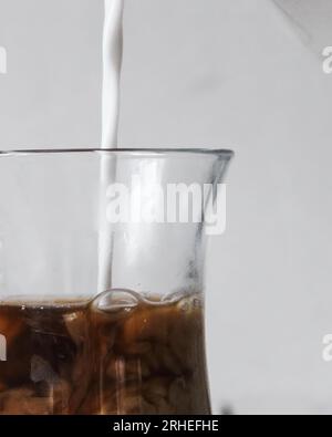 caffè freddo con latte tipo latte, con bevanda rinfrescante ghiacciata, fondo bianco, messico america latina Foto Stock