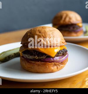 Hamburger artigianali, con formaggio giallo, carne e cipolla, con sottaceti in aceto, Messico America Latina Foto Stock