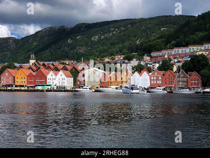 Bergen, Hordaland, Norvegia - tradizionali case in legno colorate nel quartiere del porto di Bryggen. Foto Stock