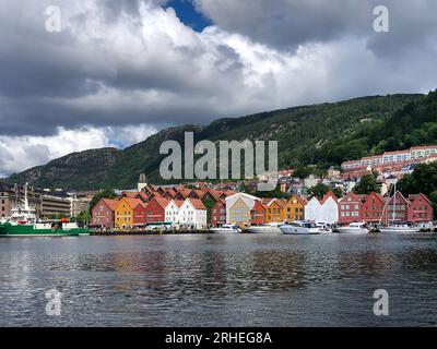 Bergen, Hordaland, Norvegia - tradizionali case in legno colorate nel quartiere del porto di Bryggen. Foto Stock