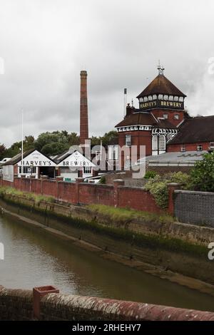 Importante datore di lavoro a Lewes, la John Harvey's Brewery si trova sulle rive del fiume Sussex Ouse e fornisce pub, hotel e bar locali nell'East Sussex. Foto Stock
