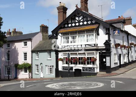 Situato all'angolo tra Southover High Street e Priory Street si trova il luogo pubblico, ovvero il King's Head. Foto Stock