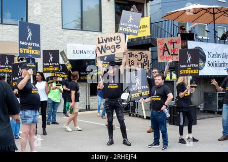 Nashville, Stati Uniti. 15 agosto 2023. Attori locali, cantanti e artisti discografici partecipano a una manifestazione al capitolo SAG-AFTRA Nashville a sostegno dei membri coinvolti nell'attuale sciopero dell'unione. Music Row, Nashville, Tennessee, 15 agosto 2023. (Foto di Kindell Buchanan/Sipa USA) credito: SIPA USA/Alamy Live News Foto Stock