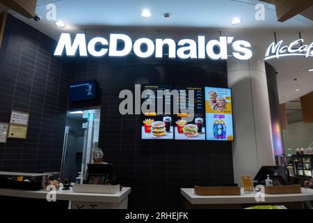 McDonalds McCafe, cartello per l'aeroporto del Bahrain Foto Stock