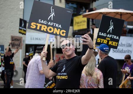 Nashville, Stati Uniti. 15 agosto 2023. Attori locali e artisti discografici partecipano a una manifestazione al capitolo SAG-AFTRA di Nashville a sostegno dei membri coinvolti nell'attuale sciopero dell'unione. Music Row, Nashville, Tennessee, 15 agosto 2023. (Foto di Kindell Buchanan/Sipa USA) credito: SIPA USA/Alamy Live News Foto Stock