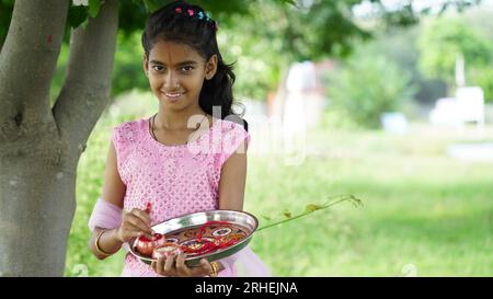 Raksha Bandhan, festa indiana Rakhi di legame tra fratello e sorella Foto Stock