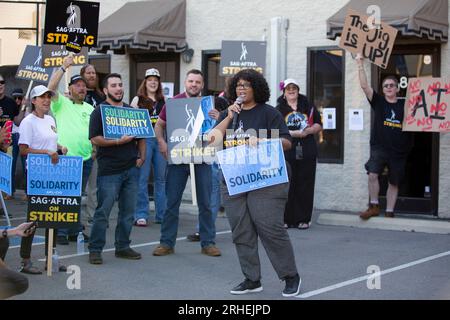 Nashville, Stati Uniti. 15 agosto 2023. Attori locali e artisti discografici partecipano a una manifestazione al capitolo SAG-AFTRA di Nashville a sostegno dei membri coinvolti nell'attuale sciopero dell'unione. Music Row, Nashville, Tennessee, 15 agosto 2023. (Foto di Kindell Buchanan/Sipa USA) credito: SIPA USA/Alamy Live News Foto Stock