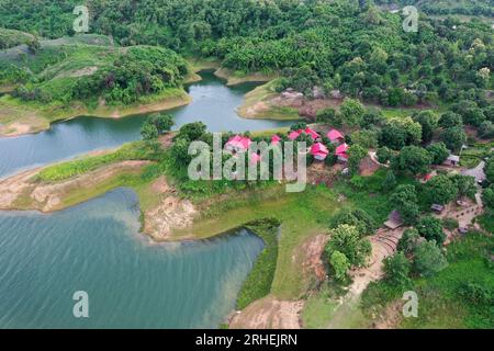 Rangamati, Bangladesh - 25 luglio 2023: Vista dall'alto del lago Kaptai a Rangamati. Il lago Kaptai è un lago creato da persone nel sud-est del Bangladesh. Foto Stock