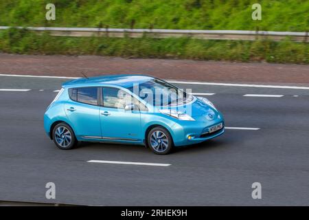 2015 Nissan Leaf Acenta 109 elettrico 24 kWh Auto Blue Car Hatchback elettricità 80 kW viaggiando a velocità sostenuta sull'autostrada M6 a Greater Manchester, Regno Unito Foto Stock