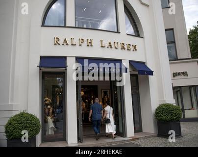 Berlino, Germania. 16 agosto 2023. Vetrina del negozio Ralph Lauren a Berlino, Germania, il 16 agosto 2023. I fili di Ralph Lauren si sono aggrovigliati nelle accuse di lavoro forzato: Gli investigatori canadesi stanno svelando le affermazioni secondo cui la catena di fornitura del marchio potrebbe essere intrecciata con fili di lavoro uiguro forzato nello Xinjiang cinese. (Foto di Michael Kuenne/PRESSCOV/Sipa USA) credito: SIPA USA/Alamy Live News Foto Stock