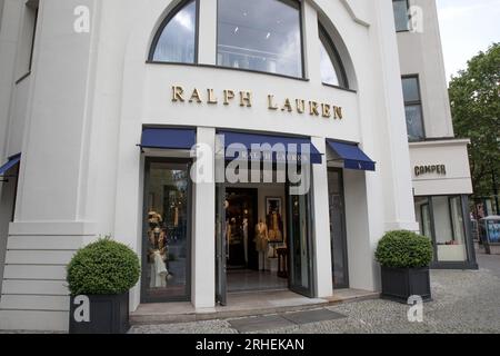 Berlino, Germania. 16 agosto 2023. Vetrina del negozio Ralph Lauren a Berlino, Germania, il 16 agosto 2023. I fili di Ralph Lauren si sono aggrovigliati nelle accuse di lavoro forzato: Gli investigatori canadesi stanno svelando le affermazioni secondo cui la catena di fornitura del marchio potrebbe essere intrecciata con fili di lavoro uiguro forzato nello Xinjiang cinese. (Foto di Michael Kuenne/PRESSCOV/Sipa USA) credito: SIPA USA/Alamy Live News Foto Stock