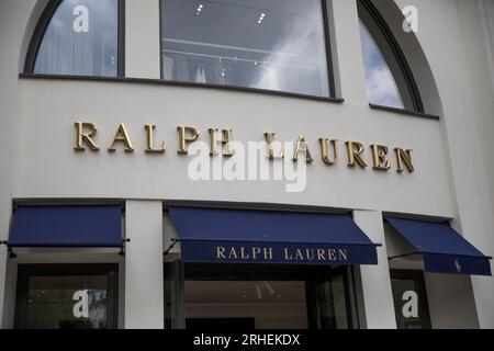 Berlino, Germania. 16 agosto 2023. Vetrina del negozio Ralph Lauren a Berlino, Germania, il 16 agosto 2023. I fili di Ralph Lauren si sono aggrovigliati nelle accuse di lavoro forzato: Gli investigatori canadesi stanno svelando le affermazioni secondo cui la catena di fornitura del marchio potrebbe essere intrecciata con fili di lavoro uiguro forzato nello Xinjiang cinese. (Foto di Michael Kuenne/PRESSCOV/Sipa USA) credito: SIPA USA/Alamy Live News Foto Stock