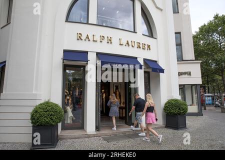 Berlino, Germania. 16 agosto 2023. Vetrina del negozio Ralph Lauren a Berlino, Germania, il 16 agosto 2023. I fili di Ralph Lauren si sono aggrovigliati nelle accuse di lavoro forzato: Gli investigatori canadesi stanno svelando le affermazioni secondo cui la catena di fornitura del marchio potrebbe essere intrecciata con fili di lavoro uiguro forzato nello Xinjiang cinese. (Foto di Michael Kuenne/PRESSCOV/Sipa USA) credito: SIPA USA/Alamy Live News Foto Stock