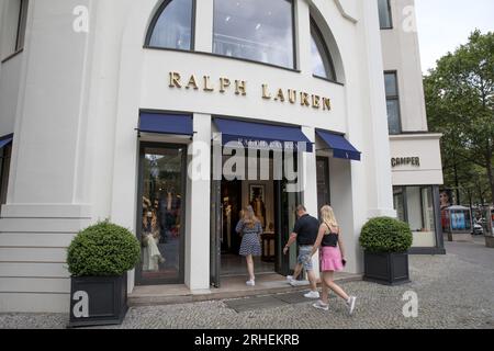 Berlino, Germania. 16 agosto 2023. Vetrina del negozio Ralph Lauren a Berlino, Germania, il 16 agosto 2023. I fili di Ralph Lauren si sono aggrovigliati nelle accuse di lavoro forzato: Gli investigatori canadesi stanno svelando le affermazioni secondo cui la catena di fornitura del marchio potrebbe essere intrecciata con fili di lavoro uiguro forzato nello Xinjiang cinese. (Immagine di credito: © Michael Kuenne/PRESSCOV via ZUMA Press Wire) SOLO USO EDITORIALE! Non per USO commerciale! Foto Stock