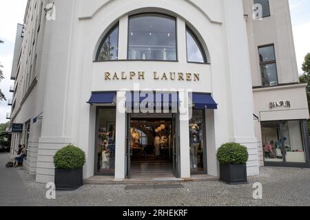 Berlino, Germania. 16 agosto 2023. Vetrina del negozio Ralph Lauren a Berlino, Germania, il 16 agosto 2023. I fili di Ralph Lauren si sono aggrovigliati nelle accuse di lavoro forzato: Gli investigatori canadesi stanno svelando le affermazioni secondo cui la catena di fornitura del marchio potrebbe essere intrecciata con fili di lavoro uiguro forzato nello Xinjiang cinese. (Immagine di credito: © Michael Kuenne/PRESSCOV via ZUMA Press Wire) SOLO USO EDITORIALE! Non per USO commerciale! Foto Stock