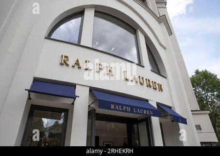 Berlino, Germania. 16 agosto 2023. Vetrina del negozio Ralph Lauren a Berlino, Germania, il 16 agosto 2023. I fili di Ralph Lauren si sono aggrovigliati nelle accuse di lavoro forzato: Gli investigatori canadesi stanno svelando le affermazioni secondo cui la catena di fornitura del marchio potrebbe essere intrecciata con fili di lavoro uiguro forzato nello Xinjiang cinese. (Immagine di credito: © Michael Kuenne/PRESSCOV via ZUMA Press Wire) SOLO USO EDITORIALE! Non per USO commerciale! Foto Stock