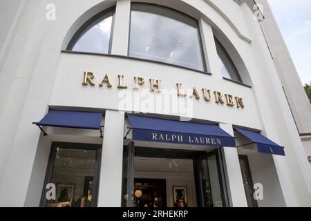 Berlino, Germania. 16 agosto 2023. Vetrina del negozio Ralph Lauren a Berlino, Germania, il 16 agosto 2023. I fili di Ralph Lauren si sono aggrovigliati nelle accuse di lavoro forzato: Gli investigatori canadesi stanno svelando le affermazioni secondo cui la catena di fornitura del marchio potrebbe essere intrecciata con fili di lavoro uiguro forzato nello Xinjiang cinese. (Immagine di credito: © Michael Kuenne/PRESSCOV via ZUMA Press Wire) SOLO USO EDITORIALE! Non per USO commerciale! Foto Stock