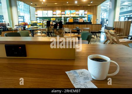 Tazza di caffè nel caffè dell'aeroporto McDonalds Bahrain Foto Stock