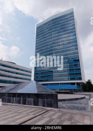 Edifici alti e moderni nella nuova parte della città di Sarajevo, Bosnia ed Erzegovina, 16 agosto 2023. Foto Stock