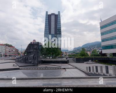 Alto e moderno edificio Swissotel nella parte nuova della città di Sarajevo, Bosnia ed Erzegovina, 16 agosto 2023. Foto Stock