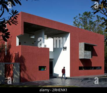 La mattina presto dal giardino. 079 Stories Centre for Arts, Ahmedabad, India. Architetto: Studio Sangath , 2019. Foto Stock