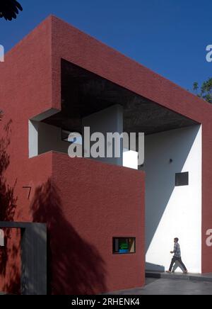 La mattina presto dal giardino. 079 Stories Centre for Arts, Ahmedabad, India. Architetto: Studio Sangath , 2019. Foto Stock