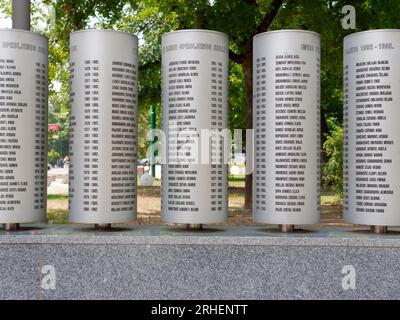 Nomi dei bambini morti nell'assedio di Sarajevo nel Parco Veliki (grande Parco), Sarajevo, Bosnia ed Erzegovina, 16 agosto 2023. Foto Stock