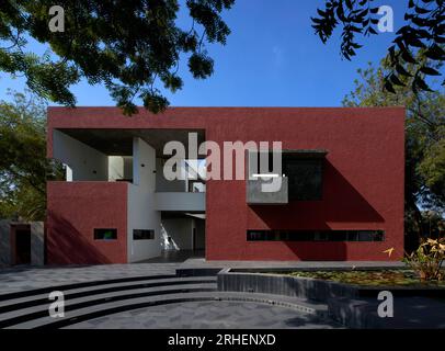 La mattina presto dal giardino. 079 Stories Centre for Arts, Ahmedabad, India. Architetto: Studio Sangath , 2019. Foto Stock