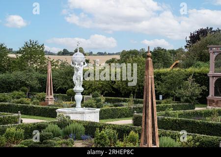 Kenilworth Inghilterra luglio 29 2023 castello di Kenilworth giardini elisabettiani completamente restaurati in una soleggiata giornata blu del cielo Foto Stock