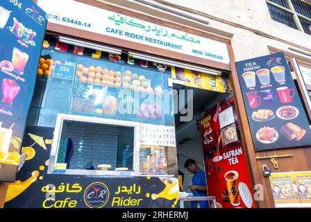 Muharraq Bahrain Travel - caffetteria che offre bevande Foto Stock