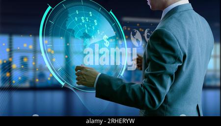L'uomo d'affari interagisce con lo schermo radar virtuale per trovare le giuste soluzioni di marketing per gli investimenti aziendali Foto Stock