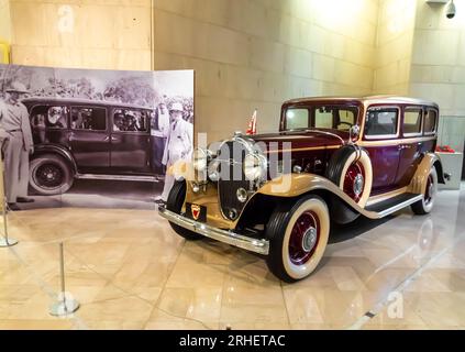 1932 Buick ha presentato ad Amir Shaikh Isa Bin Salman al Khalifa per il 60° anniversario della scoperta del petrolio in Bahrein Foto Stock