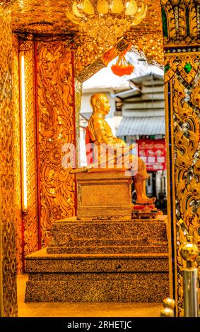 Memoriale della Statua del Re decorata d'oro, Yodpiman Pak Khlong Talat, mercato dei fiori Bangkok, Thailandia. Foto Stock