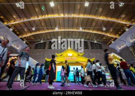 (230816) -- KUNMING, 16 agosto 2023 (Xinhua) -- questa foto scattata il 16 agosto 2023 mostra una vista del padiglione del Myanmar, il paese ospite d'onore, alla settima Expo Cina-Asia meridionale a Kunming, nella provincia dello Yunnan della Cina sud-occidentale. Il settimo Expo Cina-Asia meridionale è iniziato mercoledì a Kunming. Oltre 30.000 espositori, rappresentanti e ospiti provenienti da 85 paesi e regioni e organizzazioni internazionali parteciperanno alle attività online e offline durante i cinque giorni di expo. L'expo, a tema "solidarietà e coordinamento per lo sviluppo comune", ha allestito 15 mostre Foto Stock