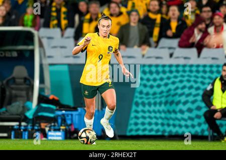 Sydney, Australia. 16 agosto 2023. Sydney, Australia, 16 agosto 2023: Caitlin Foord (9 Australia) controlla la palla durante la semifinale di Coppa del mondo FIFA 2023 tra Australia e Inghilterra allo Stadium Australia di Sydney, Australia. (Daniela Porcelli/SPP) credito: SPP Sport Press Photo. /Alamy Live News Foto Stock