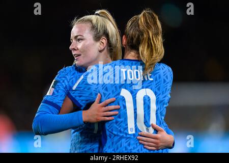 Sydney, Australia. 17 agosto 2023. Lauren Hemp e Ella Toone dell'Inghilterra celebrano il secondo gol delle squadre durante la semifinale della Coppa del mondo femminile FIFA 2023 tra Australia Women e England Women allo Stadium Australia, Sydney, Australia, il 16 agosto 2023. Foto di Richard Nicholson. Solo per uso editoriale, licenza necessaria per uso commerciale. Nessun utilizzo in scommesse, giochi o pubblicazioni di un singolo club/campionato/giocatore. Credito: UK Sports Pics Ltd/Alamy Live News Foto Stock