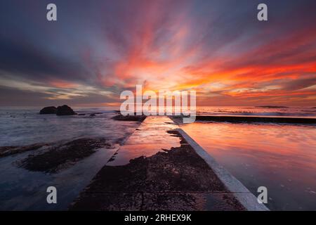 Paesaggio oceanico Fotografia dell'oceano Atlantico nella baia Camp città del Capo Sudafrica con splendide nuvole rosa, destinazione turistica Foto Stock