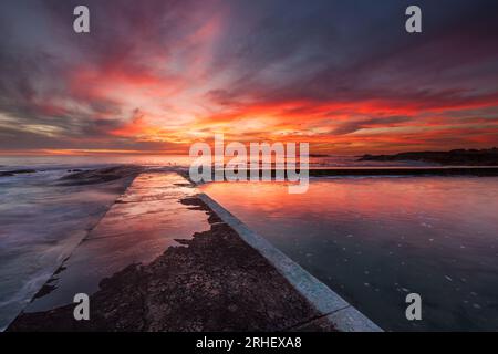 Paesaggio oceanico Fotografia dell'oceano Atlantico nella baia Camp città del Capo Sudafrica con splendide nuvole rosa, destinazione turistica Foto Stock