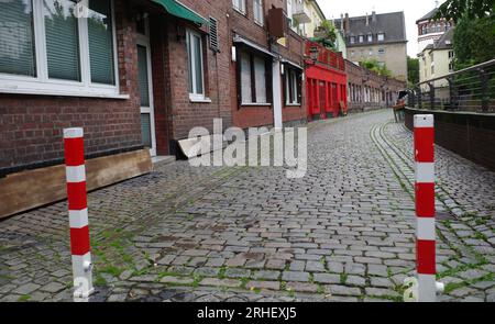 Un vicolo nel centro storico di Duesseldorf. Un piccolo fiume chiamato Düssel scorre sulla destra. Foto Stock