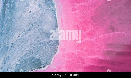 Vista aerea del lago salato rosa. Gli impianti di produzione del sale hanno evaporato lo stagno salamoia in un lago salato. Salin de Giraud saline nella Camargue in Provenza. Foto Stock
