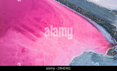 Vista aerea del lago salato rosa. Gli impianti di produzione del sale hanno evaporato lo stagno salamoia in un lago salato. Salin de Giraud saline nella Camargue in Provenza. Foto Stock